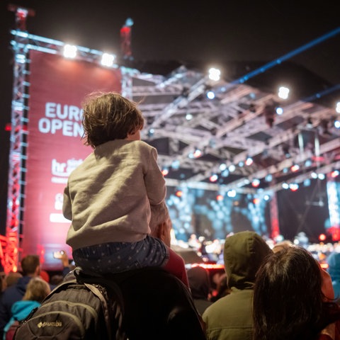 Jubelnde Besucherinnen und Besucher beim Europa Open Air 2023