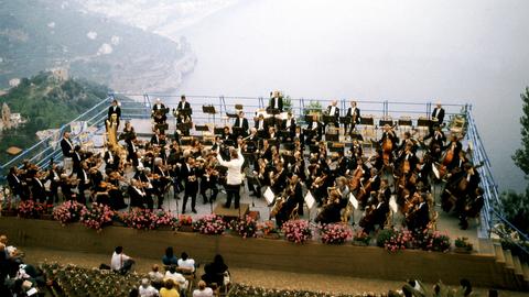 Orchester auf Bühne hoch über dem See