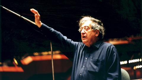  Luciano Berio dirigiert