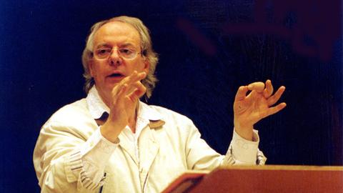  Karlheinz Stockhausen dirigiert.