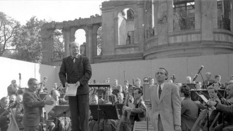 Open-Air-Konzert des »Großen Symphonie-Orchesters von Radio Frankfurt« unter der Leitung von Kurt Schröder, 1947 